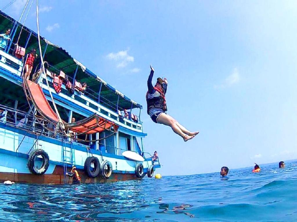 Snorkeling Day Trip: Wooden Boat Tour + Lunch - 4 Islands