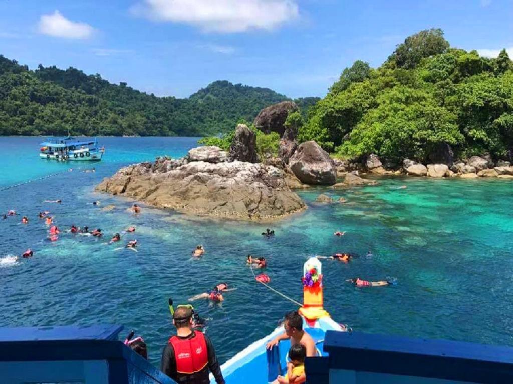 Snorkeling Day Trip: Wooden Boat Tour + Lunch - 4 Islands